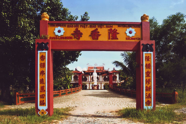 Cổng Chùa Long Hương