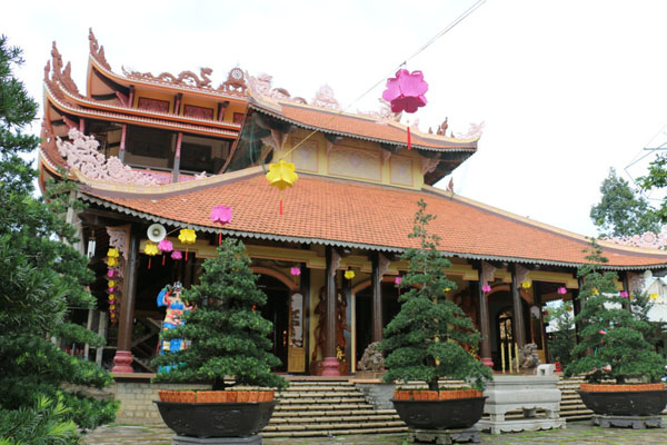Ngôi Đại Hùng Bảo Diện Chùa Long Hương