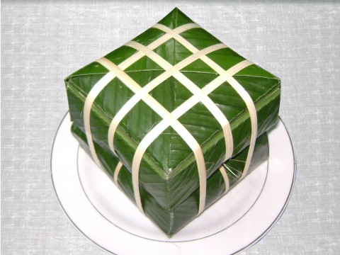 Bánh chưng làm từ gạo nếp cái hoa vàng